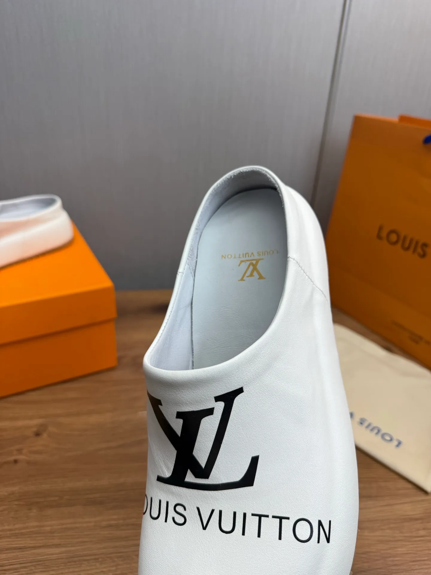 Men's shoes 💰480💰 Lv men's slippers 🩴38-45 size 45 46 🉑️Customized! Full leather slippers: cowhide on the outside, sheepskin on the inside ✅Original outsole⬆️